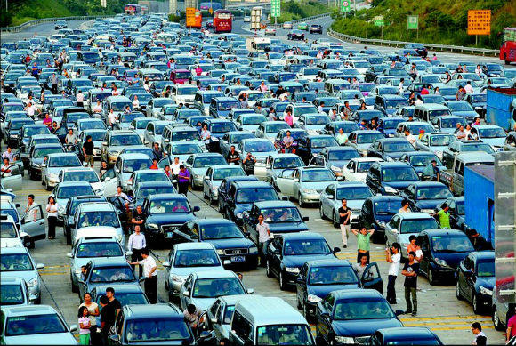 国庆高速公路堵车，有人欢喜有人忧，却还有人做起了生意！