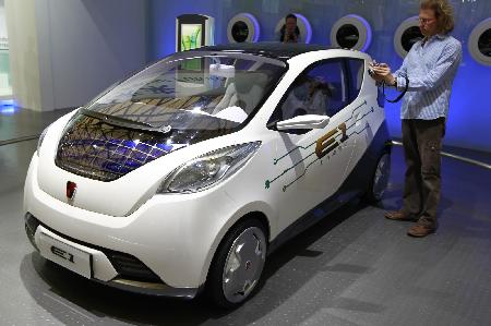 互联网汽bobty综合体育车亮相上海国际新能源车展纯电动车续航达三百公里