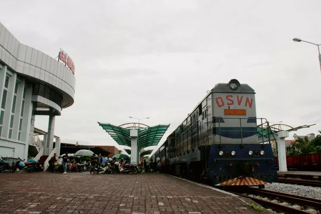 重庆bobty综合体育果园口岸至越南河内的首列跨境铁路班列开通